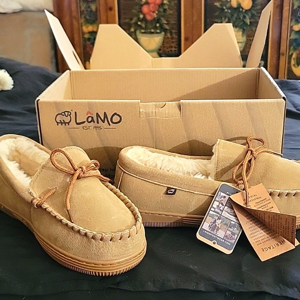 NWT Lamo women's moccasins size 7